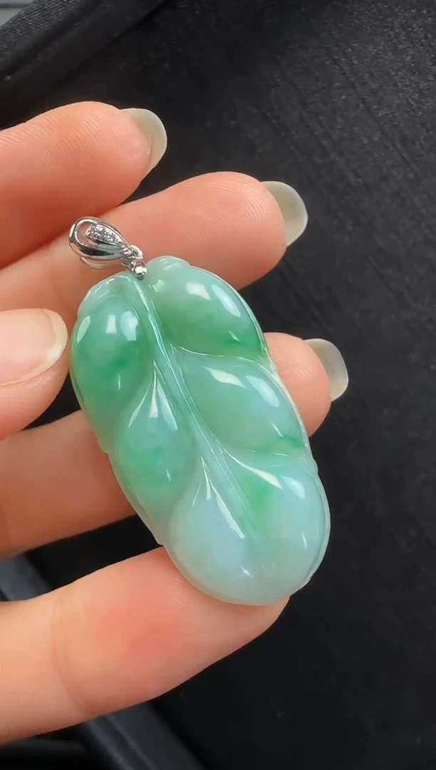 【闪购商品】翡翠颈饰18K金镶嵌542叶子一个