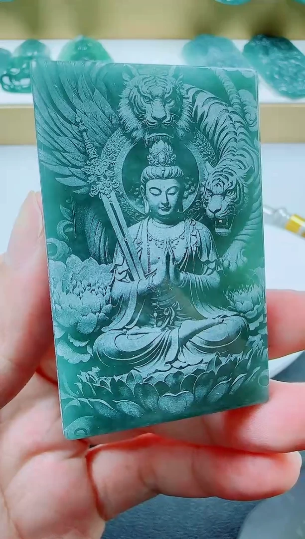 翡翠未镶嵌颈饰本命佛老虎