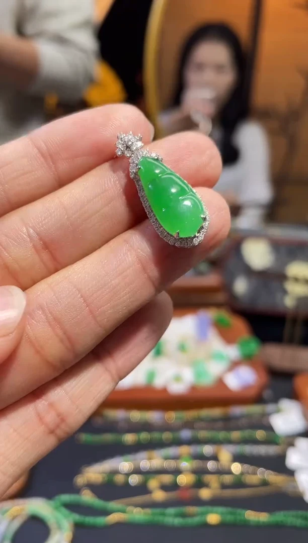 颈饰18K金镶嵌翡翠福豆