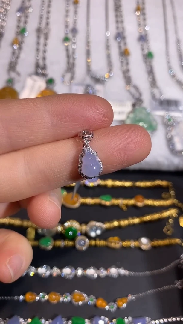 颈饰18K金镶嵌翡翠吊坠