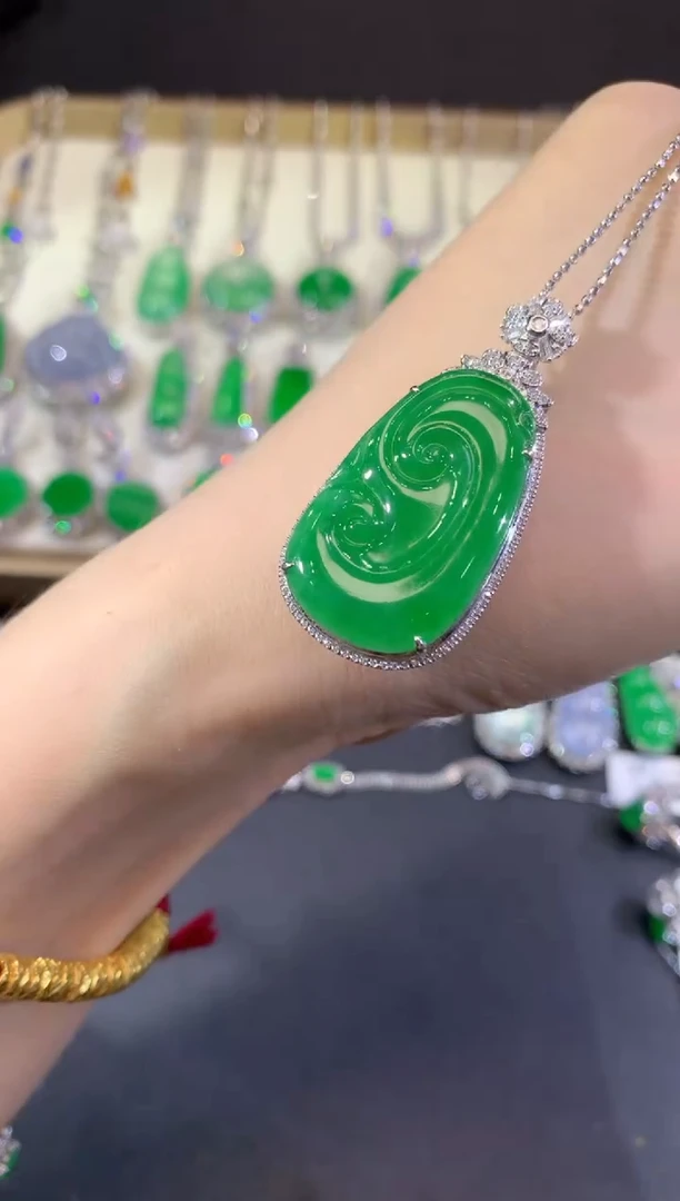 吊坠(不含链)18K金镶嵌翡翠59-如意