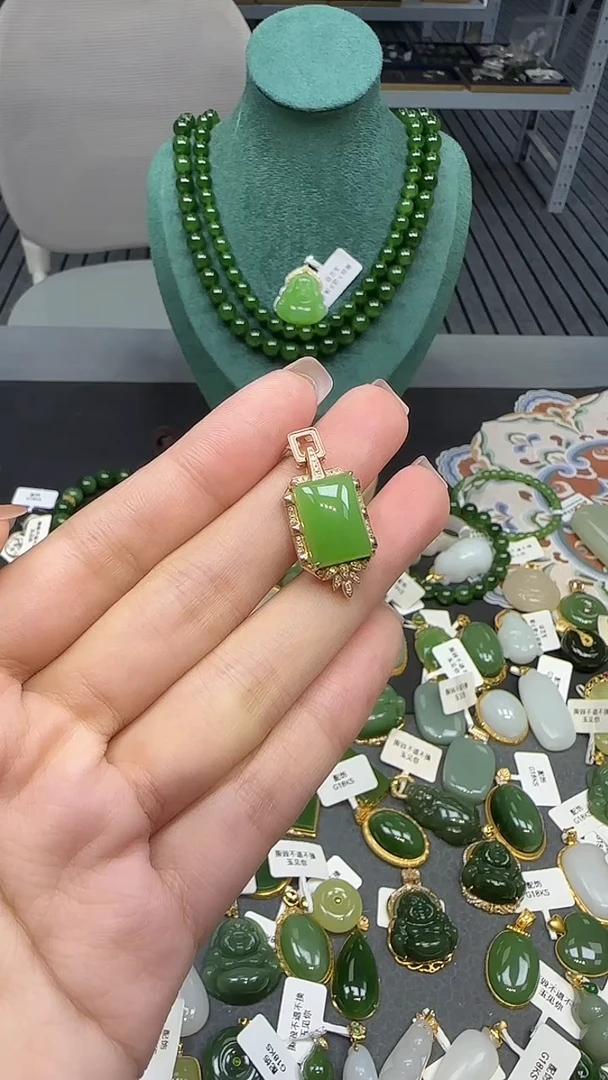 18K金镶嵌和田玉挂件1