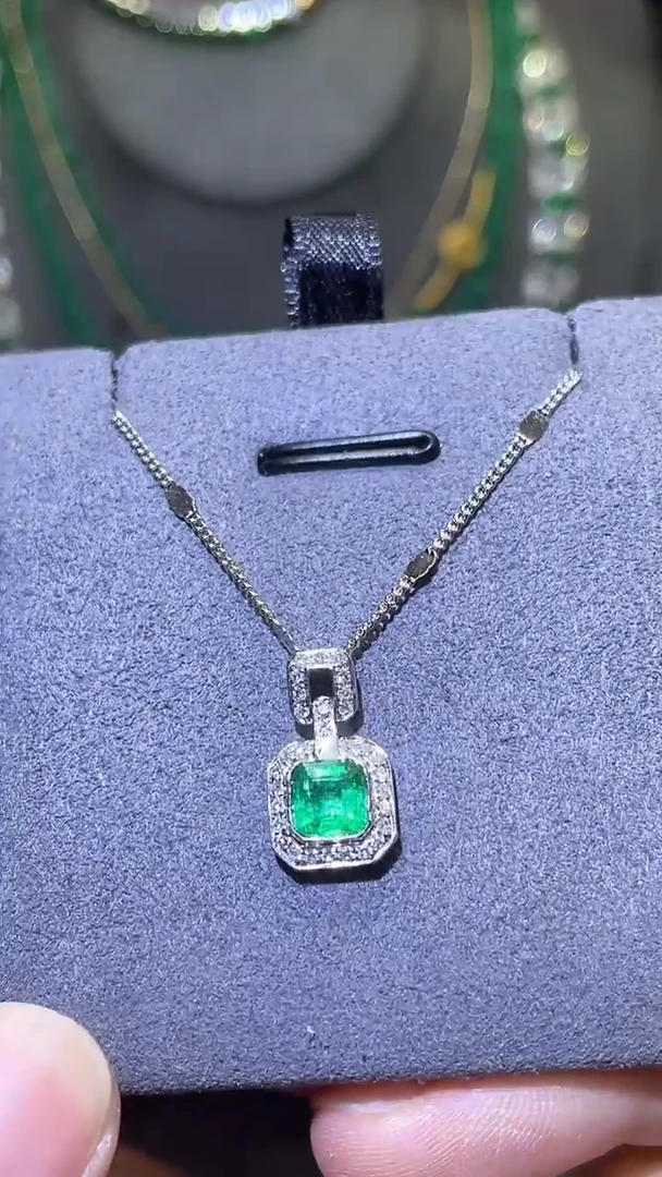 18K金镶嵌吊坠(不含链)祖母绿0.59ct
