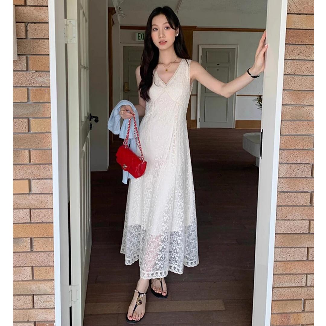 v领重工蕾丝钩花2025春夏新款韩系气质设计显瘦百搭吊带连衣裙