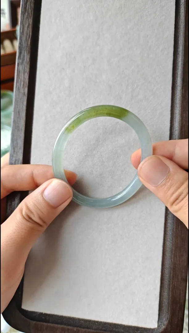 翡翠手镯未镶嵌翡翠手镯未镶嵌