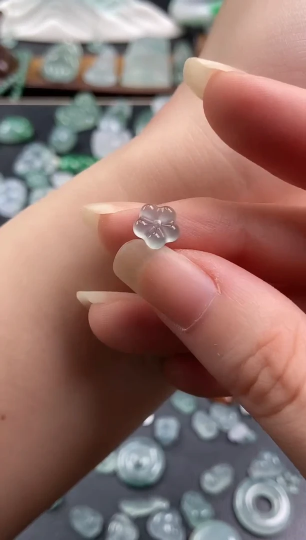 翡翠未镶嵌颈饰小花