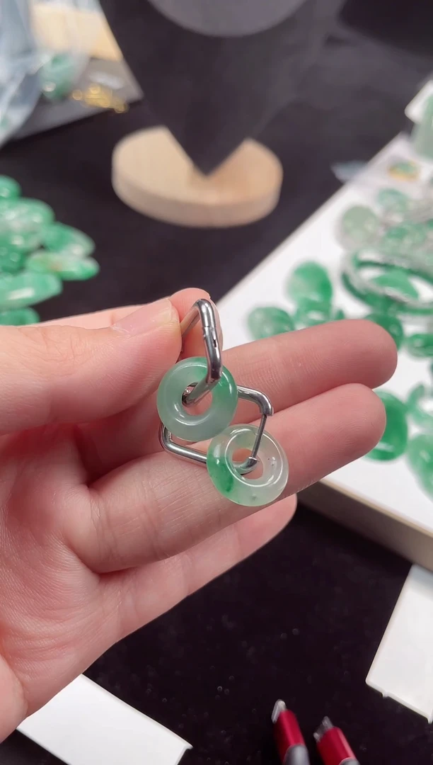 吊坠(赠链)未镶嵌石英质玉耳坠