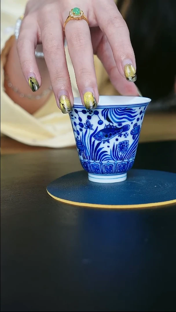 青花鱼藻纹闻香杯