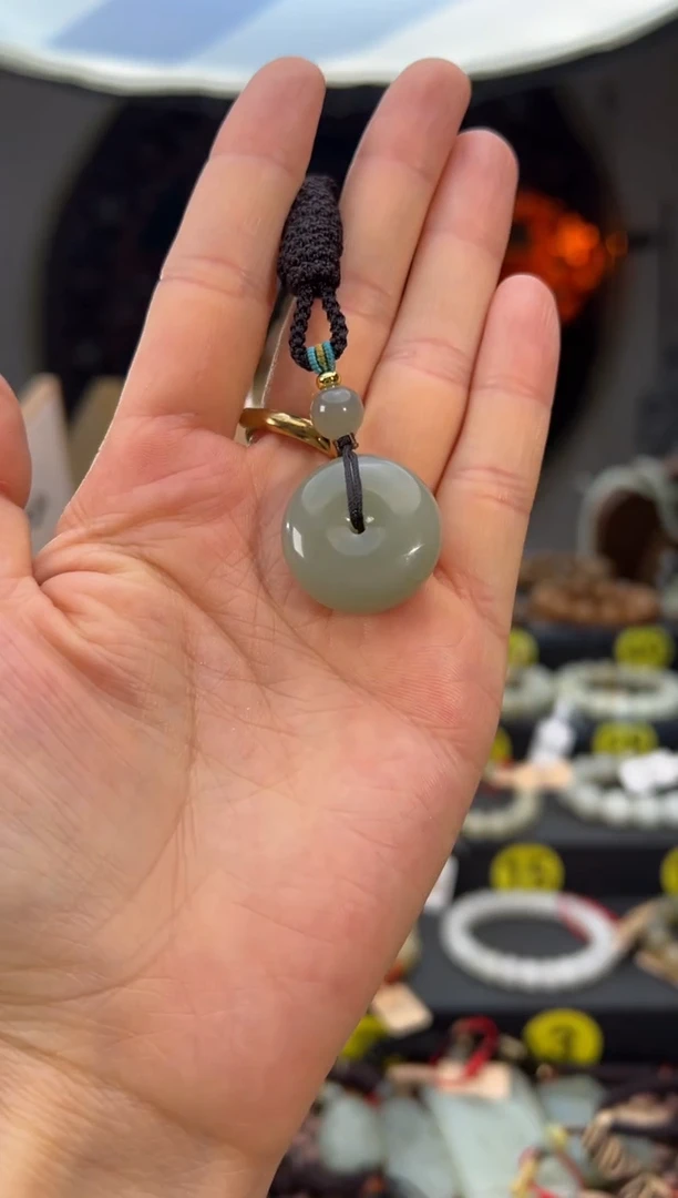 吊坠(赠链)未镶嵌和田玉且末料青白玉平安扣