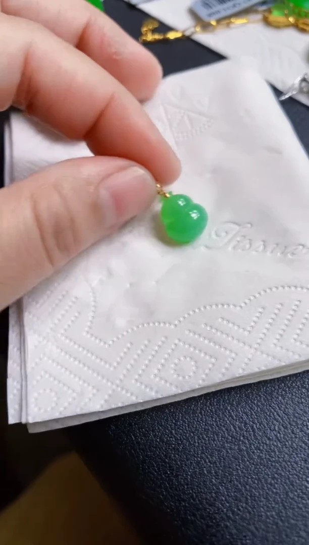 翡翠18K金镶嵌颈饰吊坠