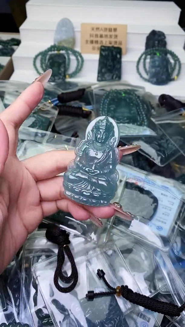 颈饰未镶嵌翡翠