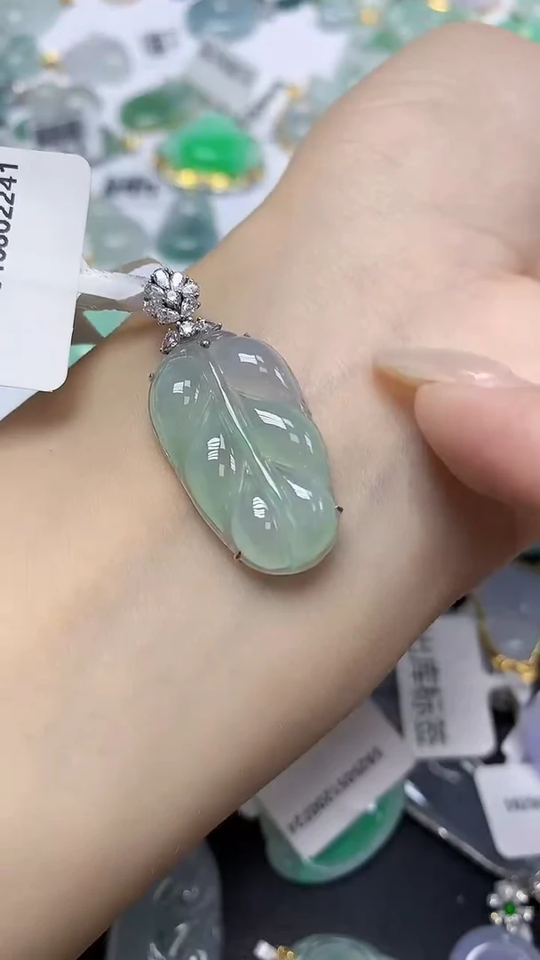 翡翠18K金镶嵌颈饰天然缅甸翡翠A货