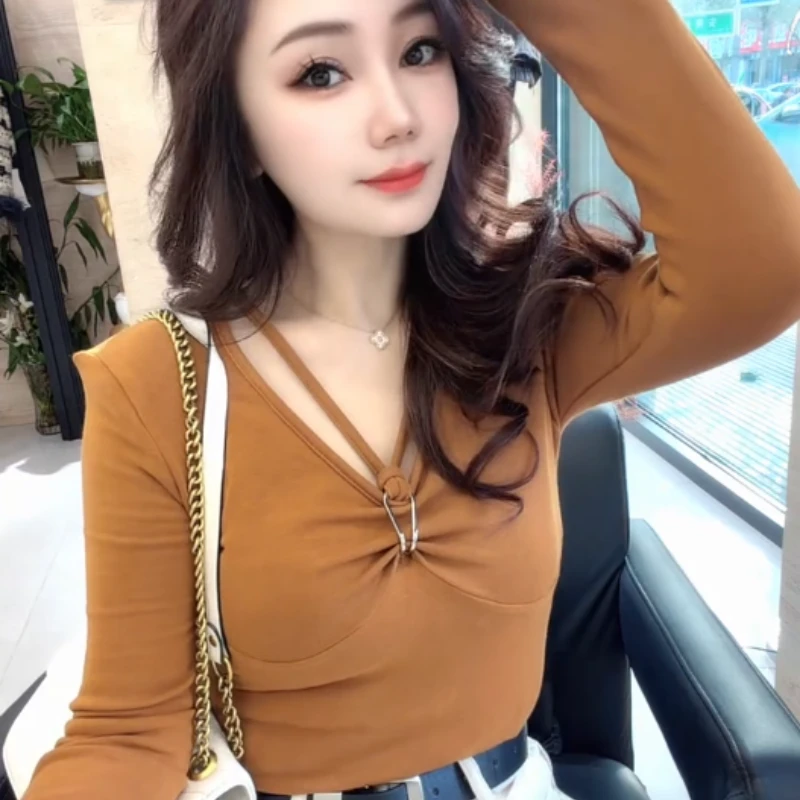 2025纯欲v领挂脖修身显瘦T恤外穿德绒磨毛洋气百搭女镂空设计打底
