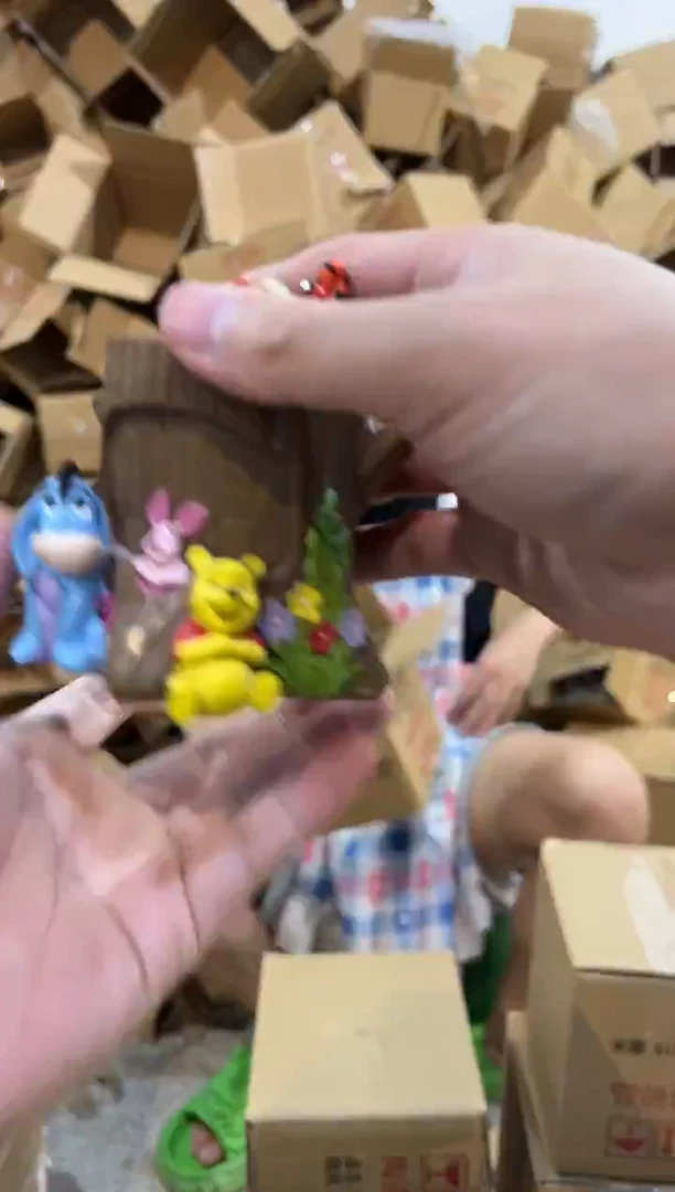 瓷片维尼树桩笔筒 树脂