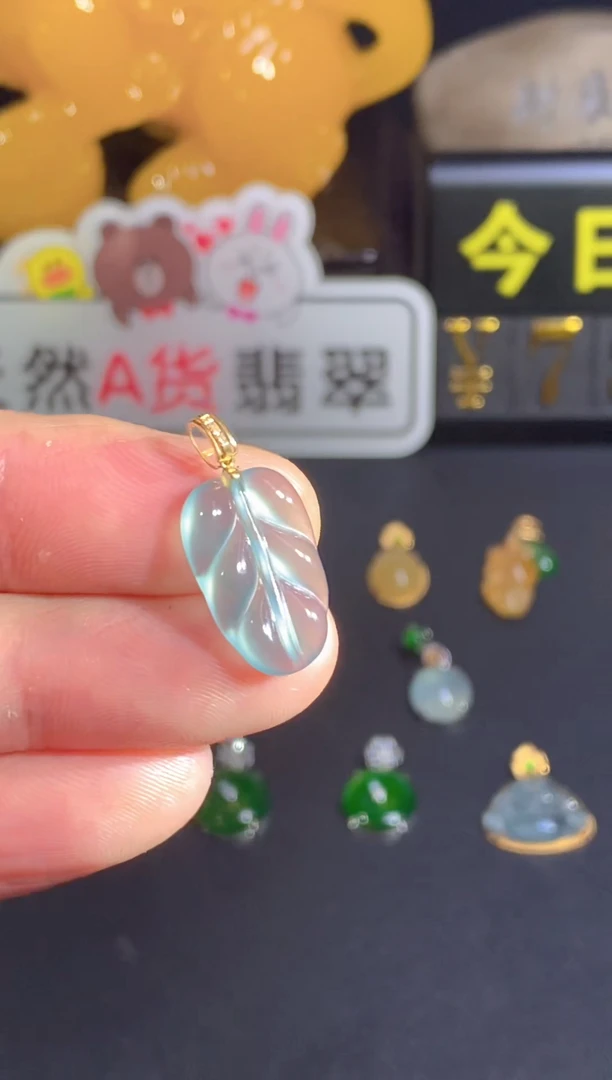 颈饰18K金镶嵌翡翠