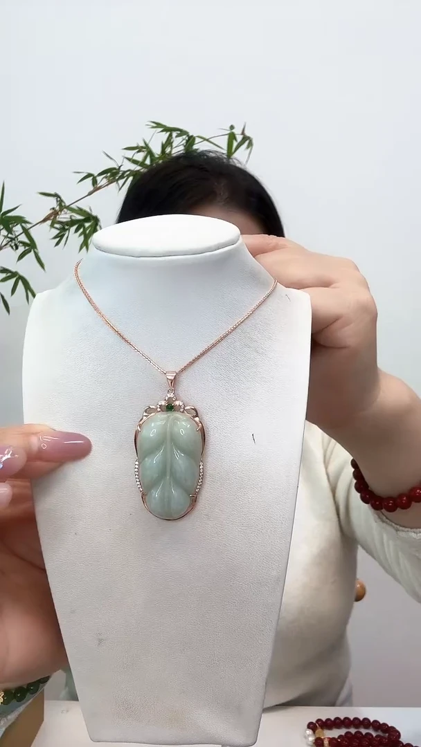 【闪购商品】翡翠吊坠(赠链)银S925镶嵌叶子玫瑰边