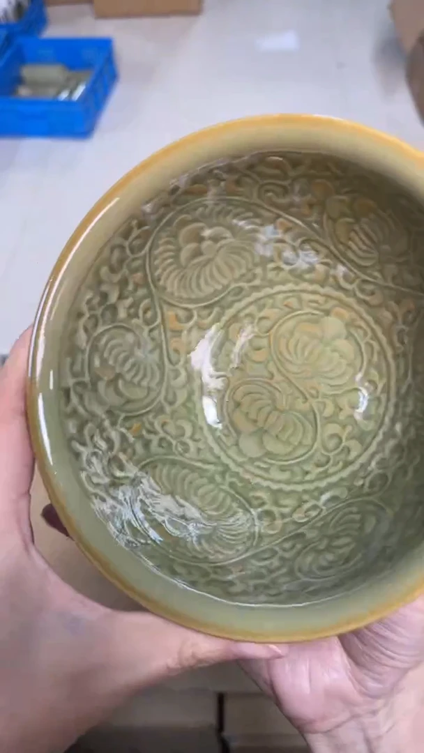 陶瓷橄榄绿菊纹碗(一个）