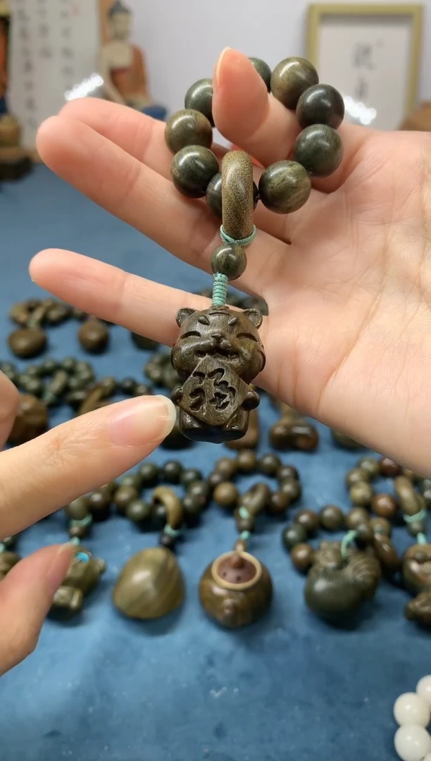 【闪购商品】维腊木（绿檀）把件小福虎 盘玩件