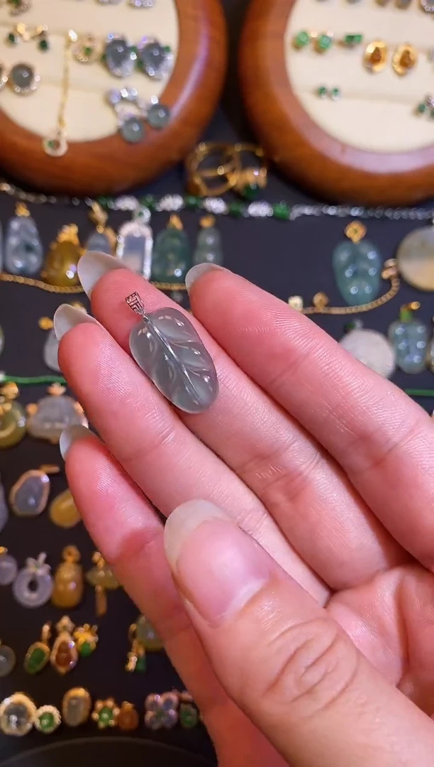 翡翠18K金镶嵌颈饰然A货翡翠天