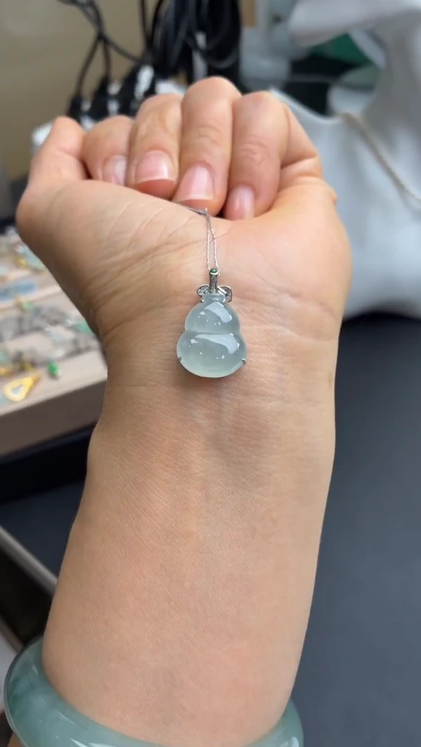 颈饰18K金镶嵌翡翠天然翡翠A货