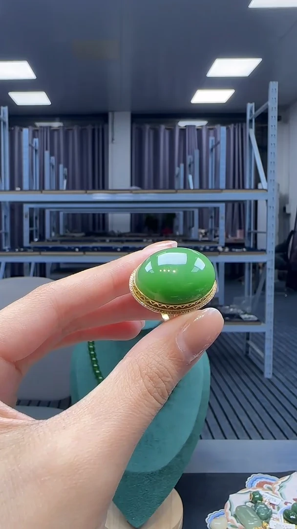 18K金镶嵌戒指和田玉1