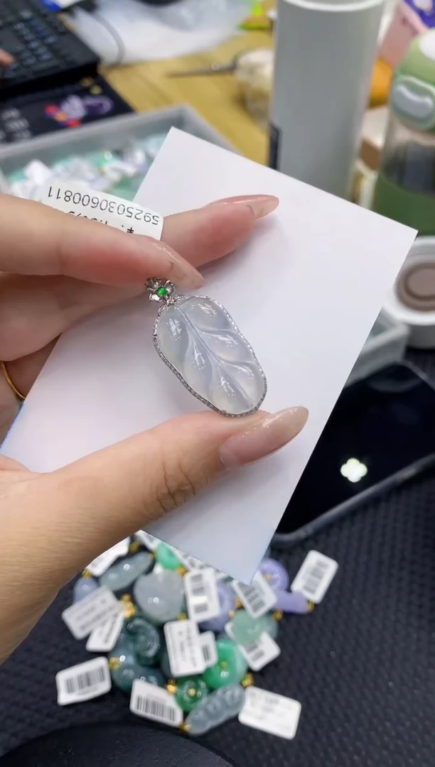 翡翠18K金镶嵌颈饰111111111