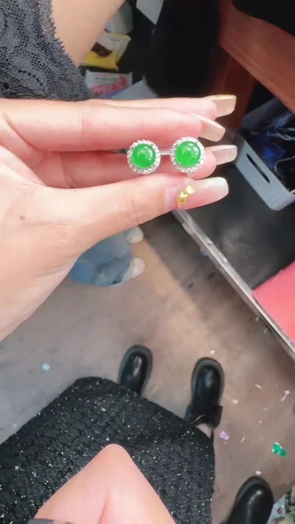 未镶嵌定制翡翠A货有轻微色差属于正常现象，耳钉多样性发货1