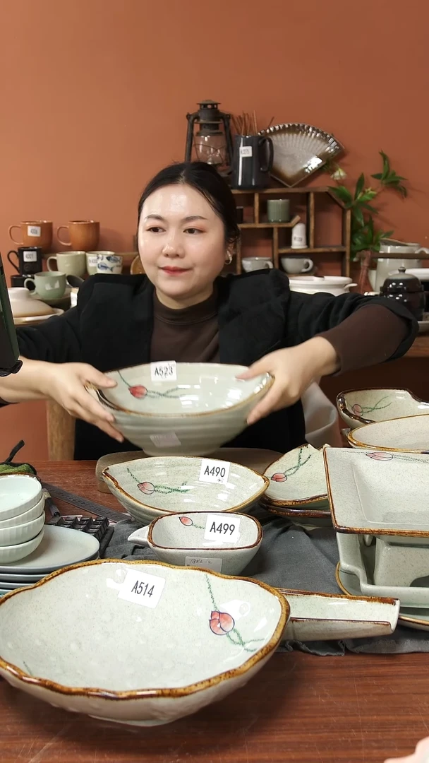 陶瓷A523 一只手绘荷花黑点大元宝碗28.5*21*11可能微瑕