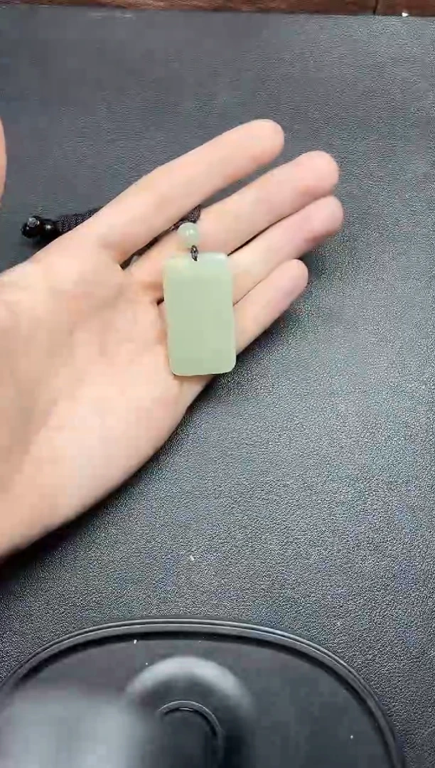 吊坠(赠链)未镶嵌和田玉且末微色差迪克兰一细吊坠