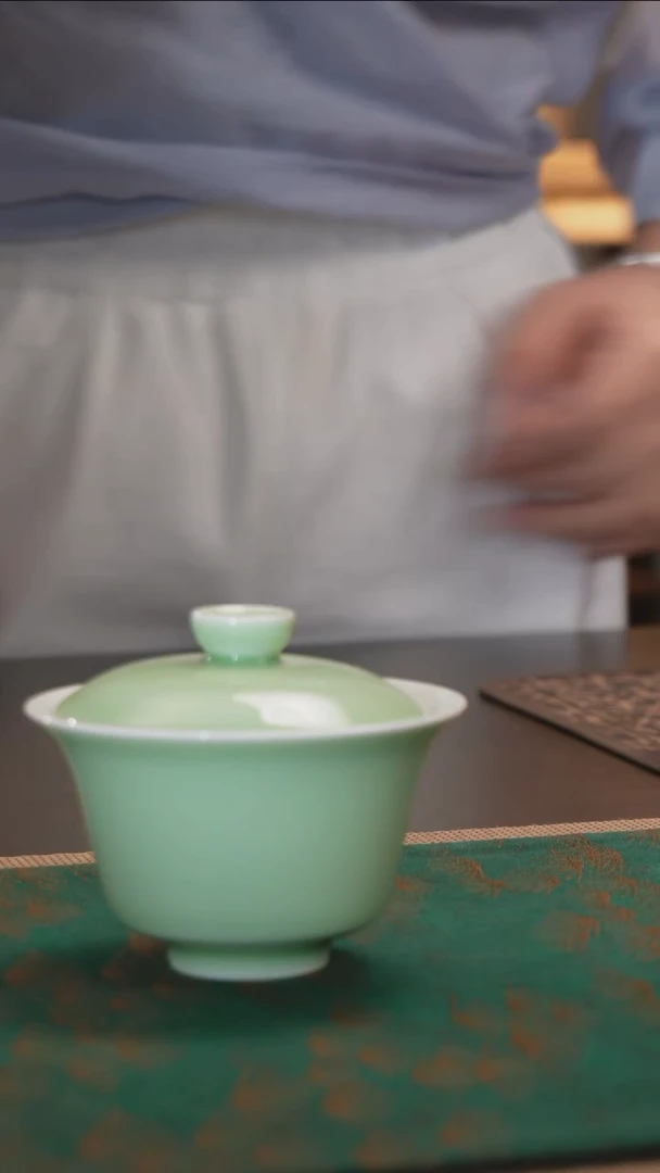 盖碗豆青釉沁泉二才盖碗