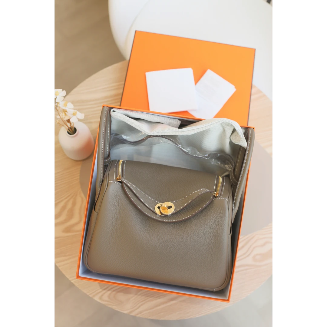 全新未使用 Hermes/爱马仕 Lindy26 B刻 TC皮 大象灰 金扣女包
