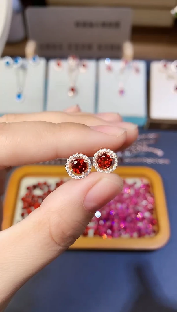 银S925镶嵌耳钉石榴石天然