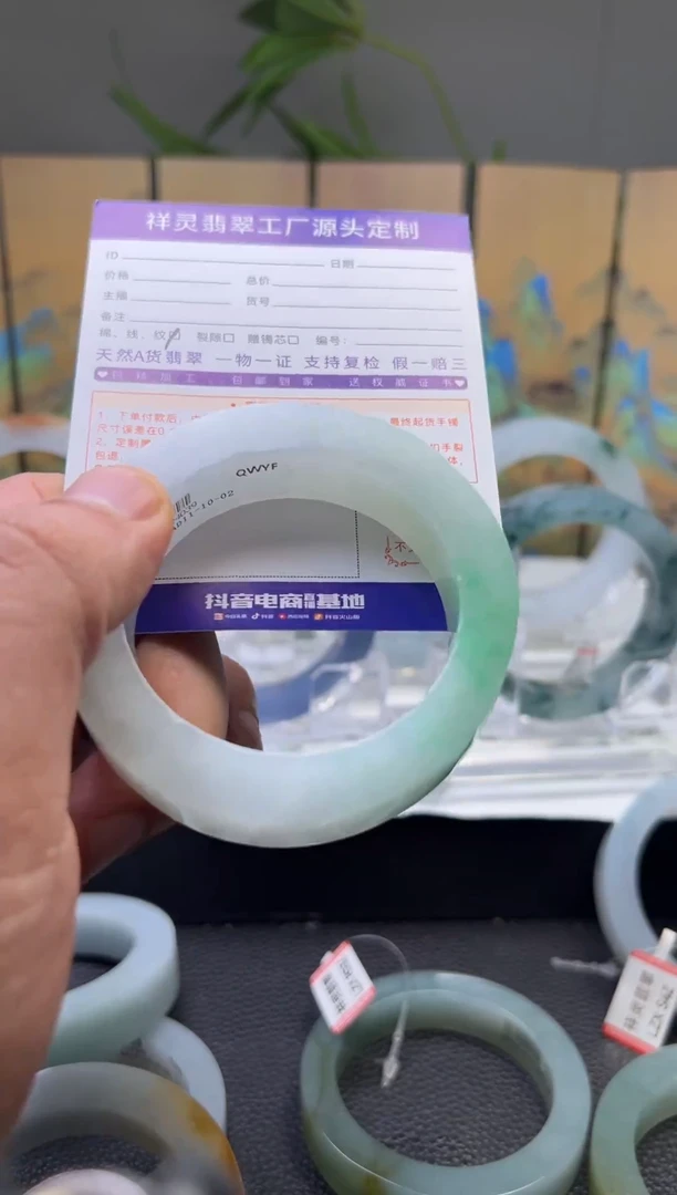 定制翡翠手镯未镶嵌莫**乐定制产品不退不换