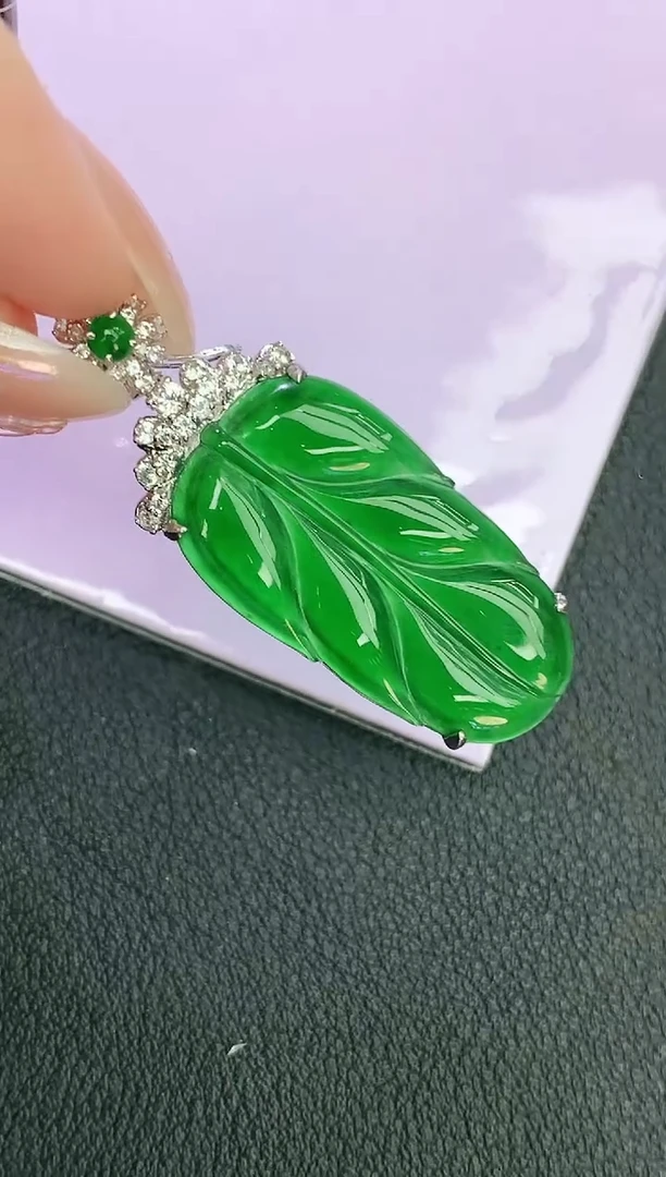 颈饰18K金镶嵌翡翠赠礼盒证书 麦麦