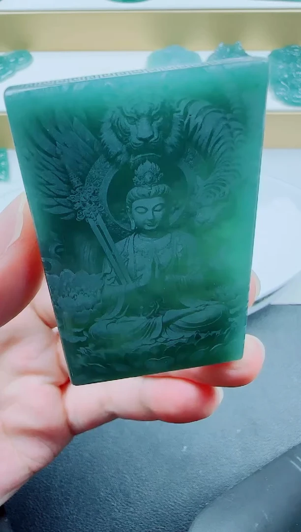 颈饰未镶嵌翡翠虎本命佛