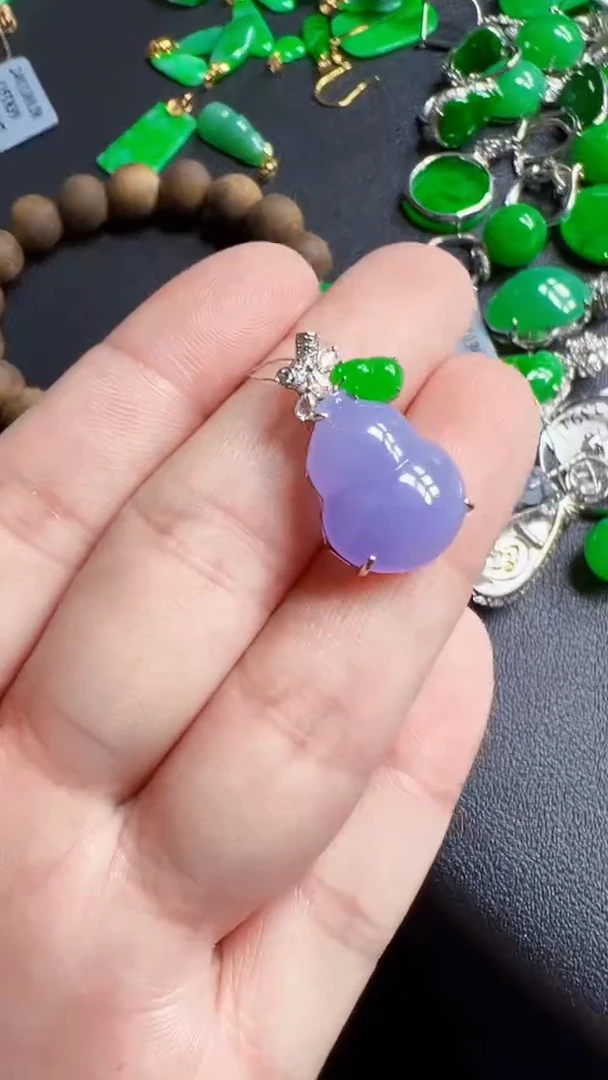 颈饰18K金镶嵌翡翠葫芦