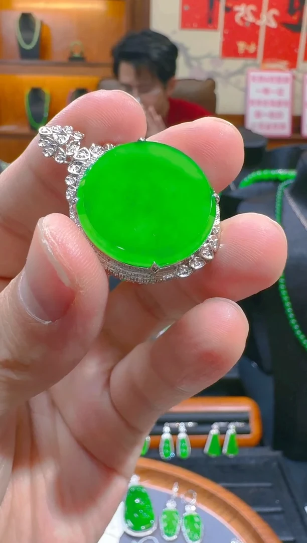 【闪购商品】翡翠吊坠(赠链)18K金镶嵌天然A货翡翠
