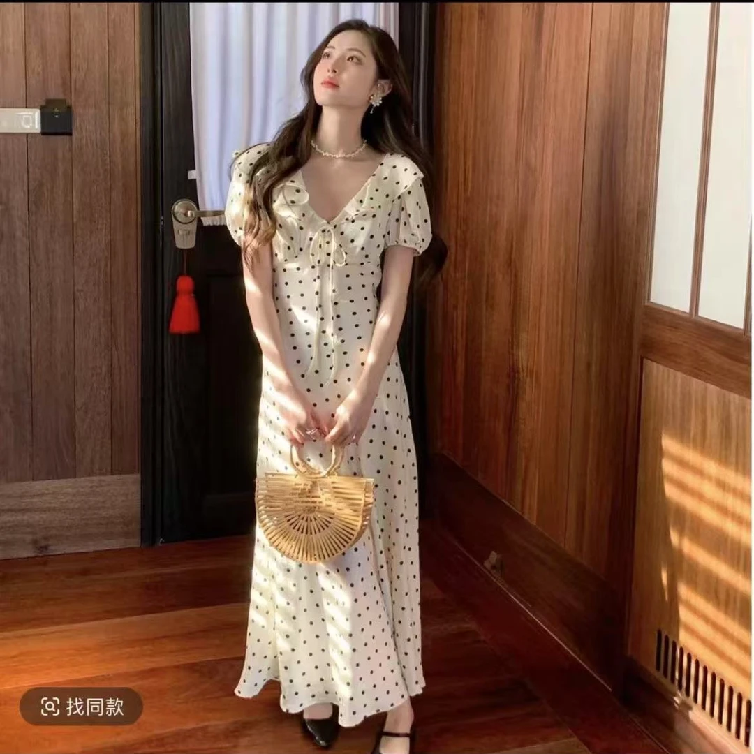 法式度假米白色波点连衣裙2025夏季荷叶边V领小众气质显瘦A字长裙