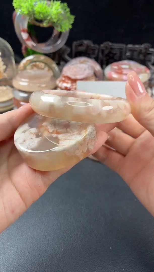 未镶嵌手镯（圆镯）石英质玉57.8