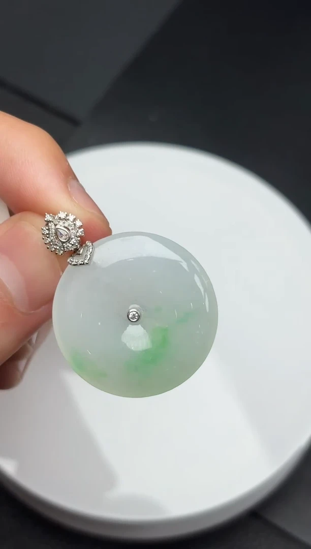 颈饰18K金镶嵌翡翠平安扣