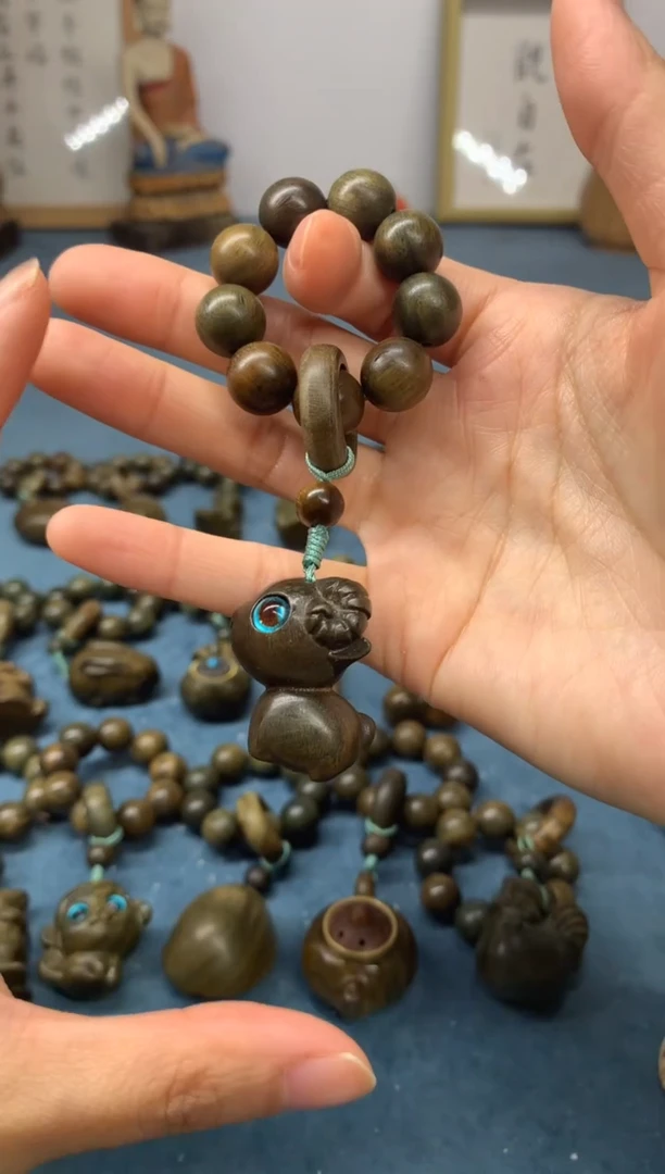 【闪购商品】维腊木（绿檀）把件喜气羊羊 盘玩件