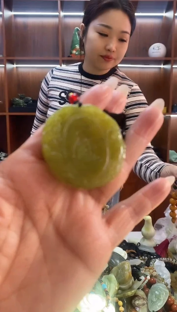 未镶嵌蛇纹石玉吊坠