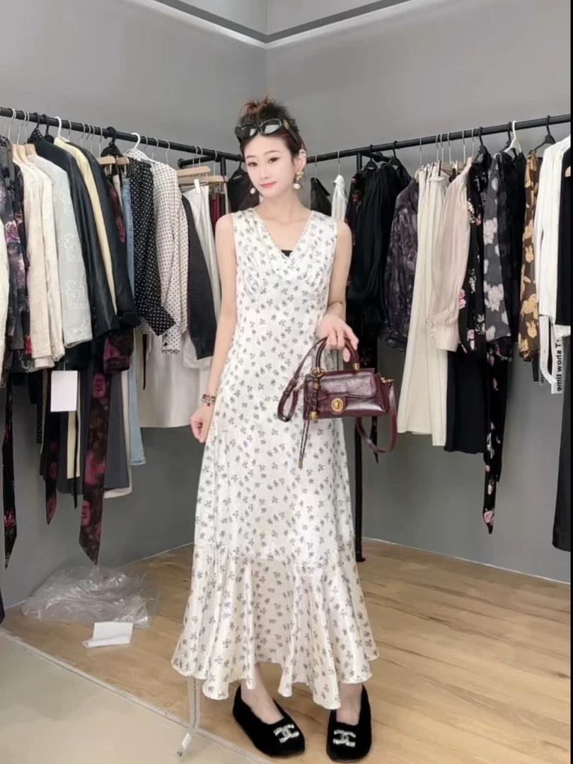 2025春季新款蕾丝拼接碎花v领吊带连衣裙