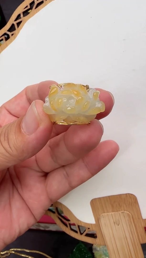 颈饰未镶嵌翡翠戒指