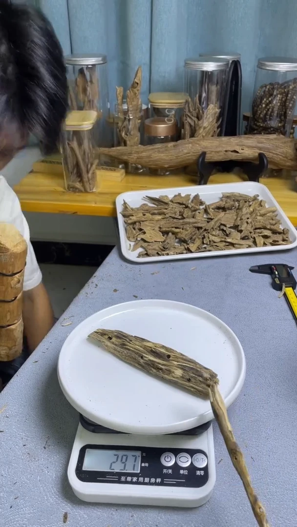 沉香沉香碎屑蓝宝石品种29克