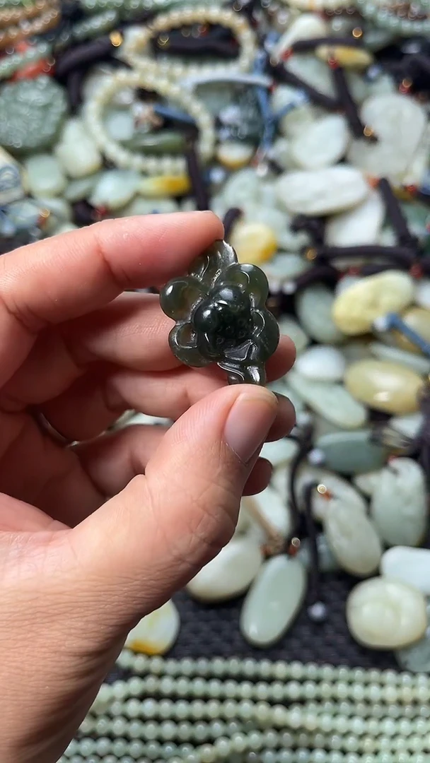 和田玉未镶嵌颈饰（多样性发一件）没有证书有瑕