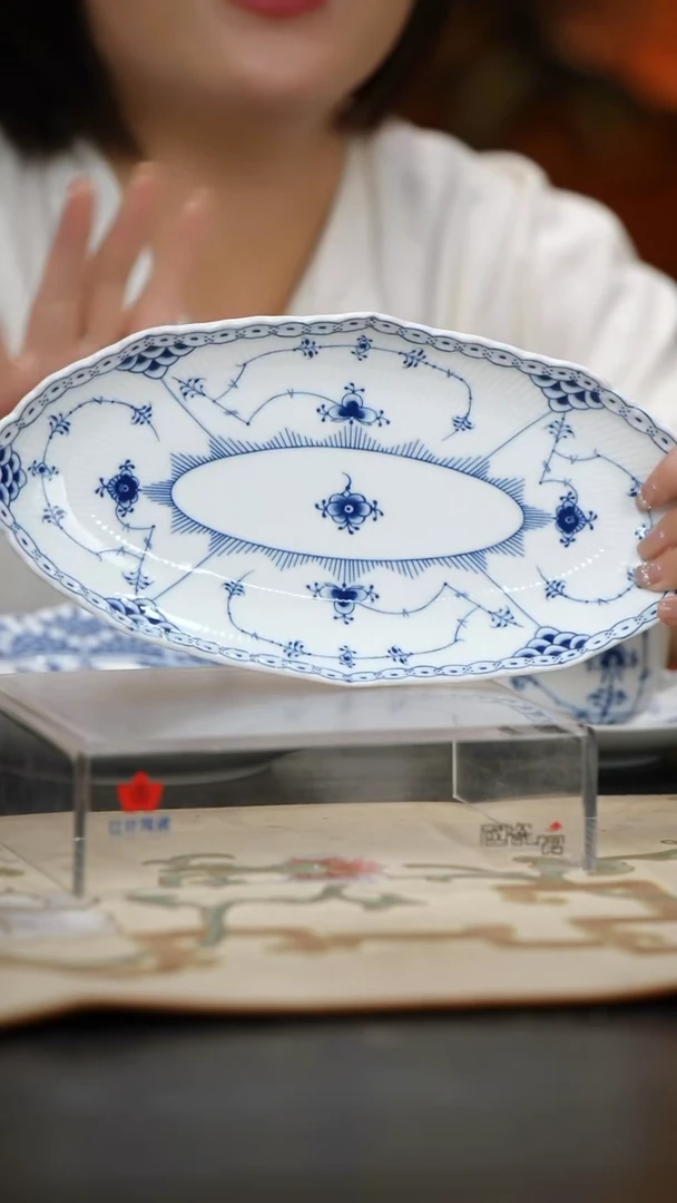 1个正价唐草11.5英寸棕榈船形盘