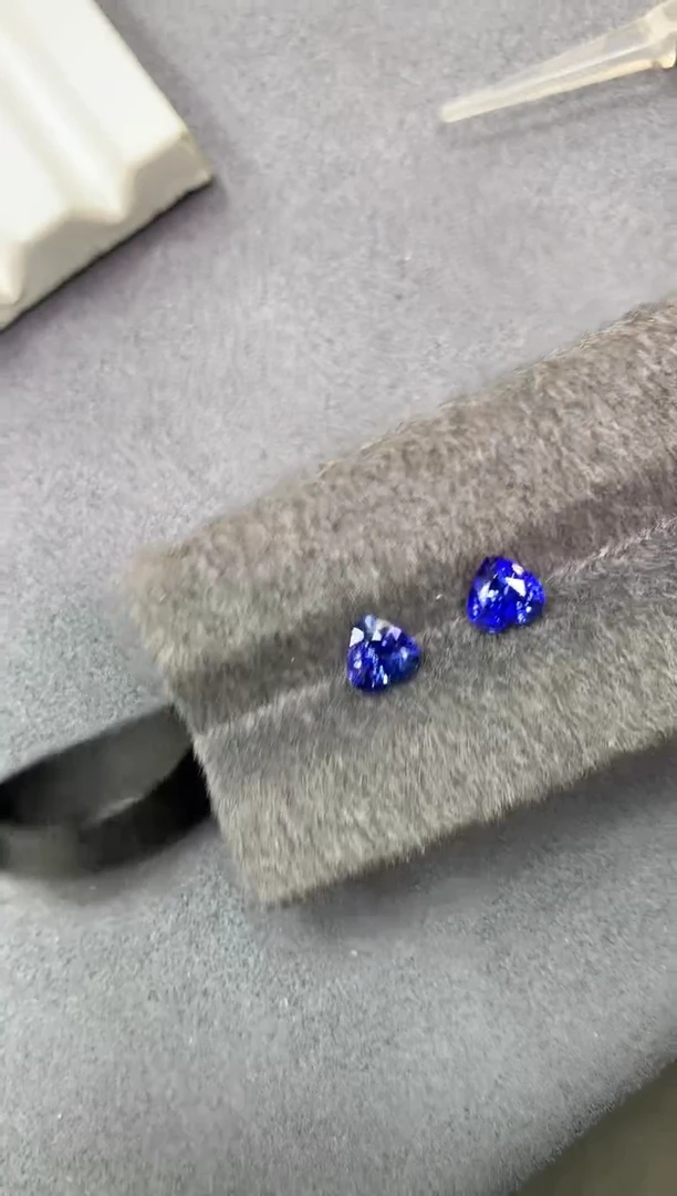 【闪购商品】蓝宝石裸石未镶嵌爱心 一对2粒