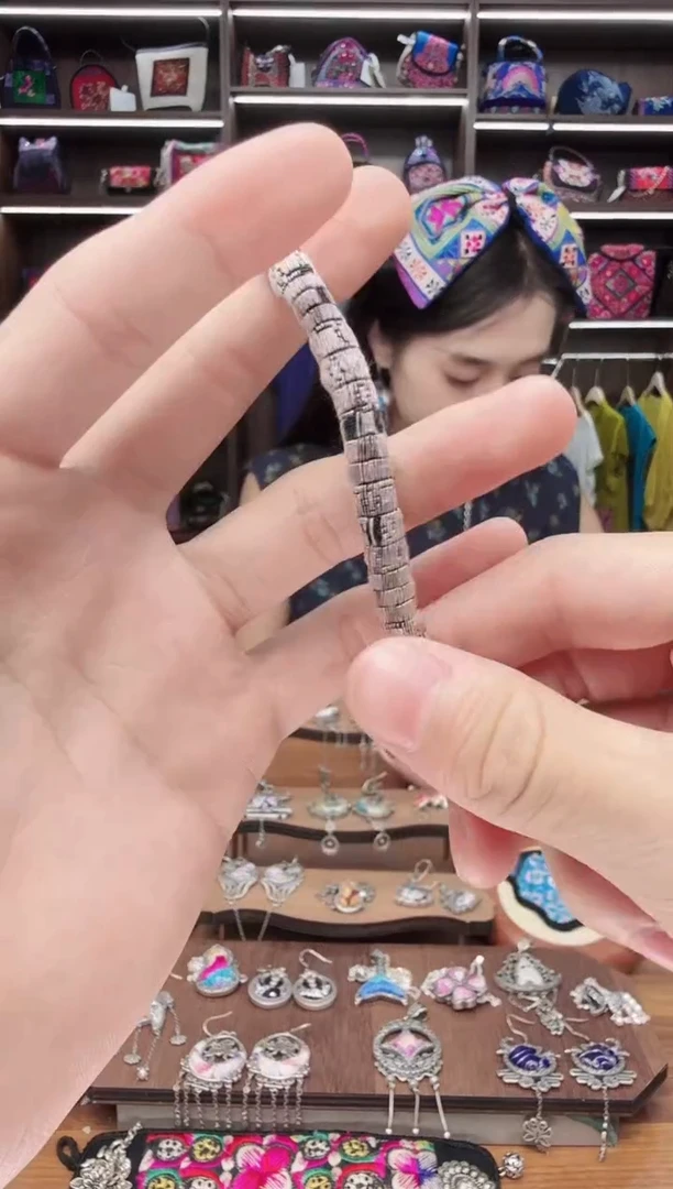 织绣158蒙阿苏苗绣传承店