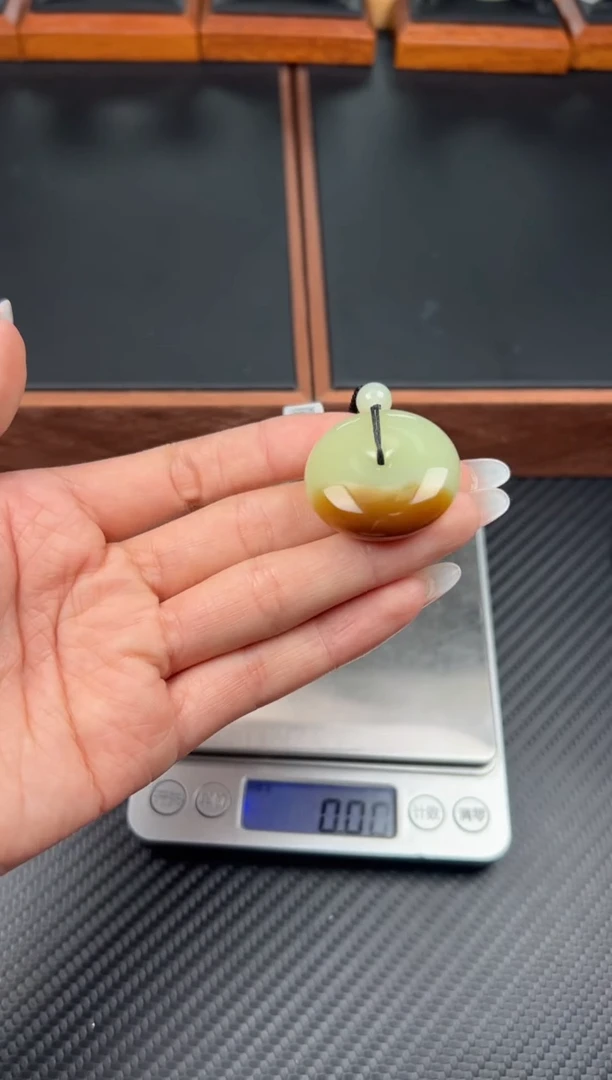 吊坠(赠链)未镶嵌和田玉若羌微色差